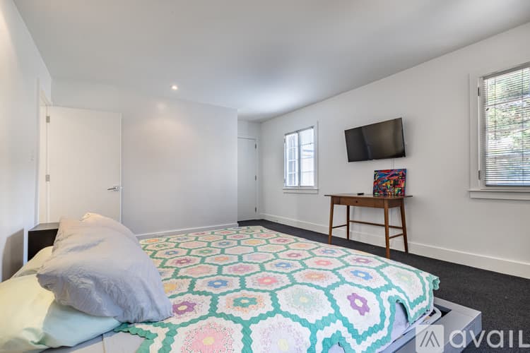 Savannah House: 111 W Charlton St