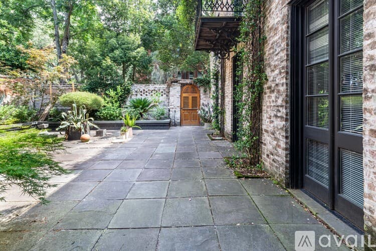 Savannah House: 111 W Charlton St