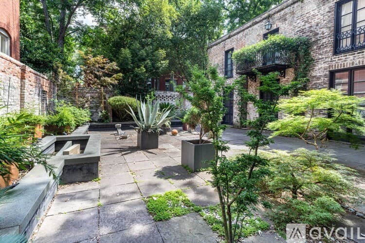 Savannah House: 111 W Charlton St