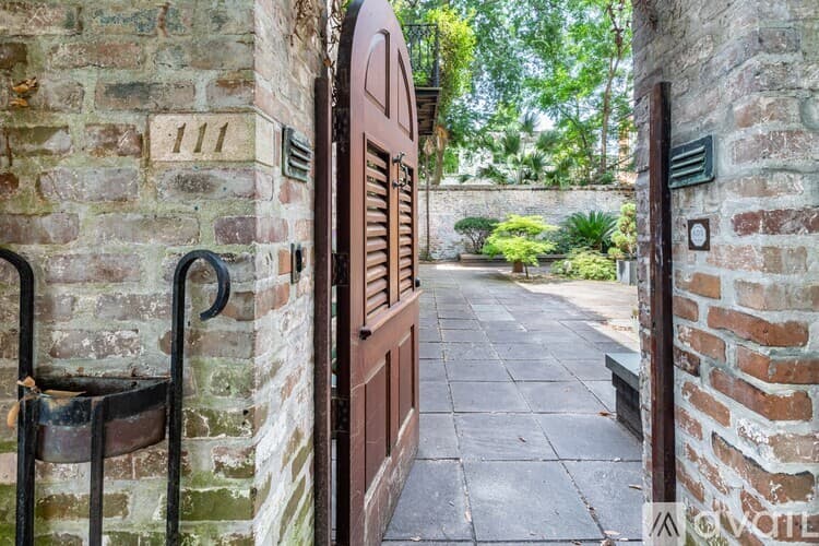 Savannah House: 111 W Charlton St