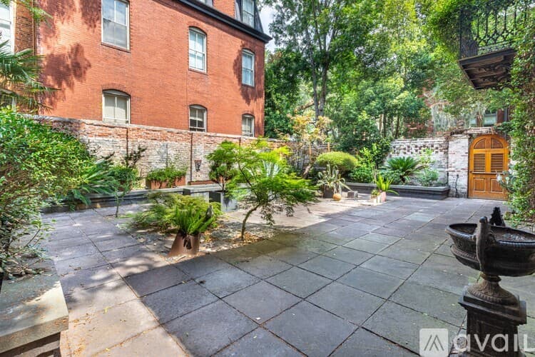 Savannah House: 111 W Charlton St