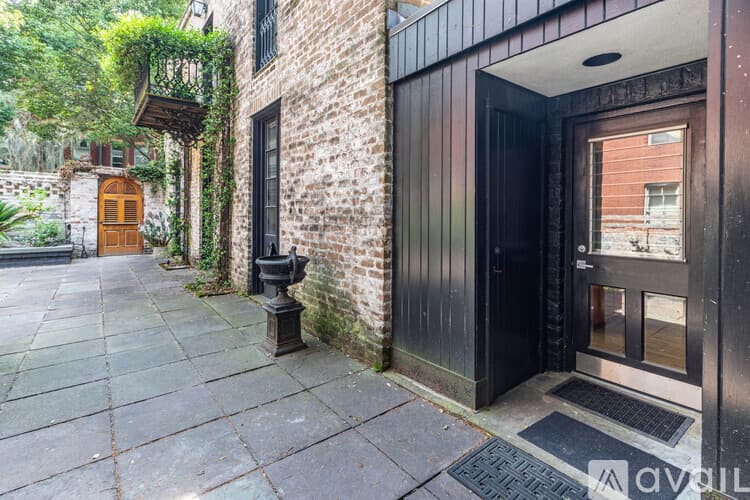Savannah House: 111 W Charlton St