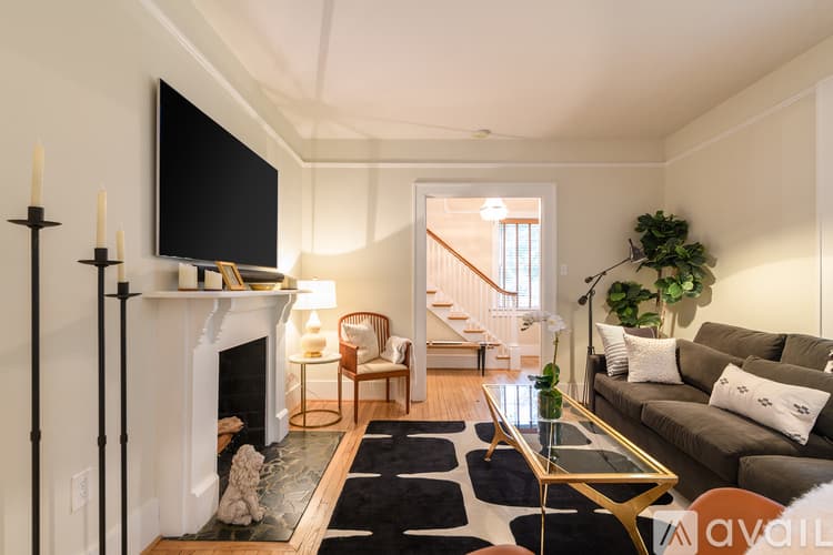 Savannah House: 617 E 50th St