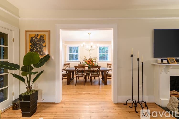 Savannah House: 617 E 50th St