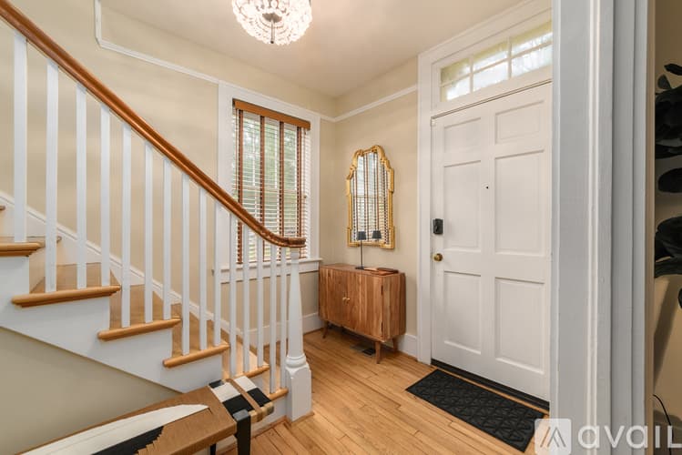 Savannah House: 617 E 50th St