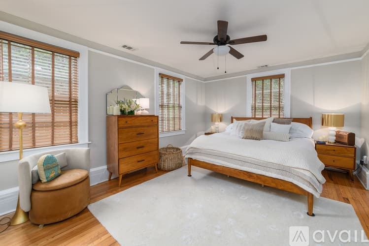 Savannah House: 617 E 50th St