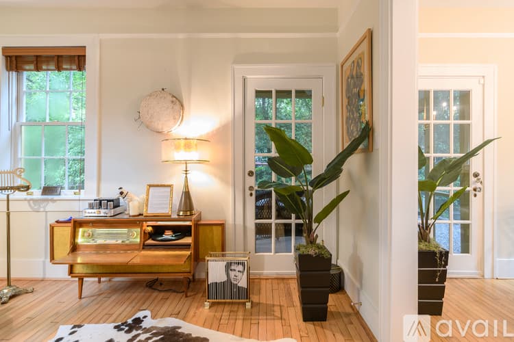 Savannah House: 617 E 50th St