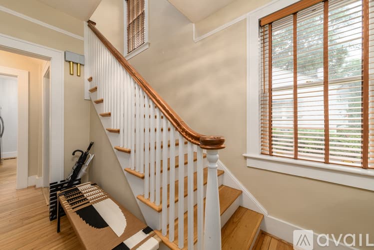 Savannah House: 617 E 50th St