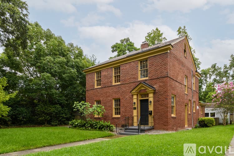 Savannah House: 617 E 50th St