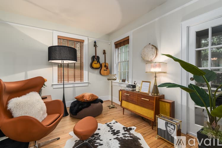 Savannah House: 617 E 50th St