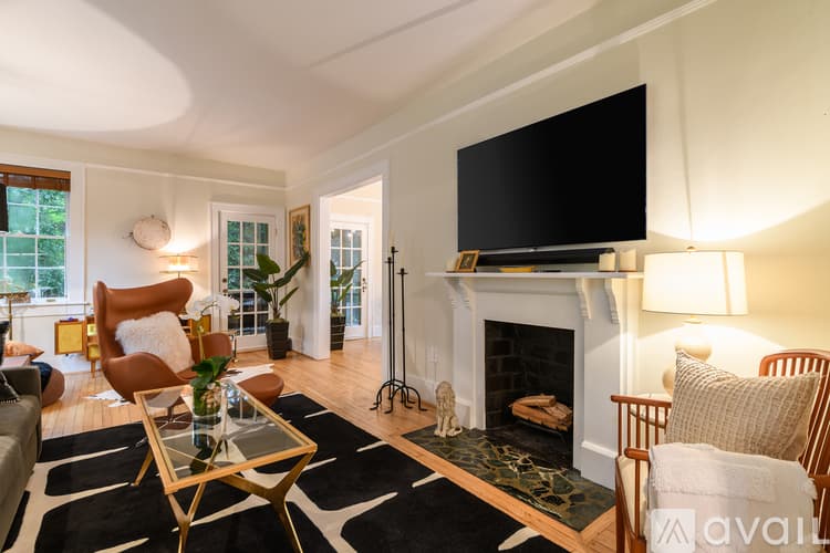 Savannah House: 617 E 50th St