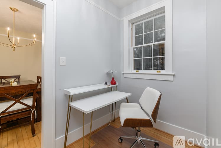 Savannah House: 617 E 50th St