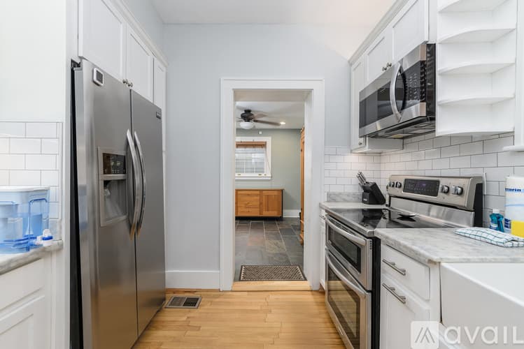 Savannah House: 617 E 50th St