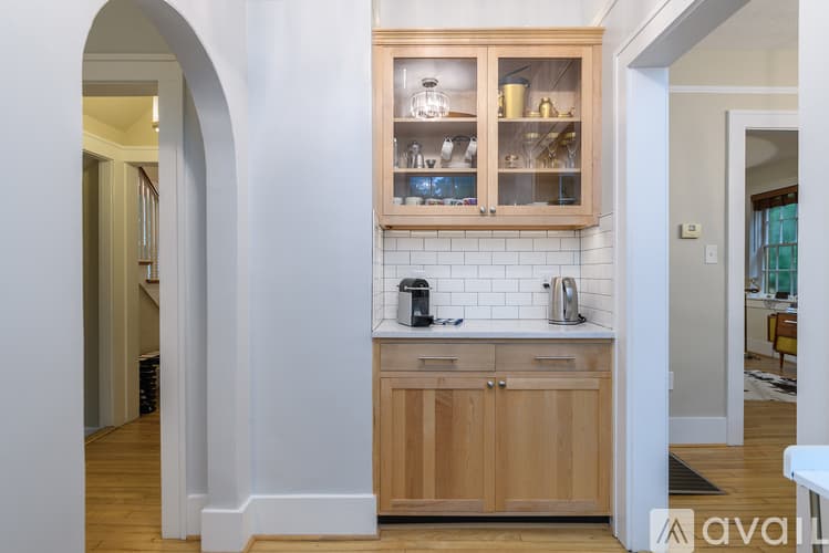 Savannah House: 617 E 50th St