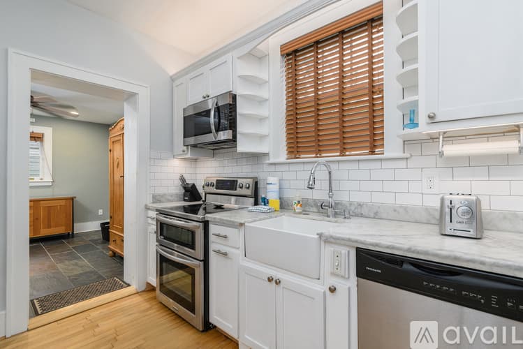 Savannah House: 617 E 50th St