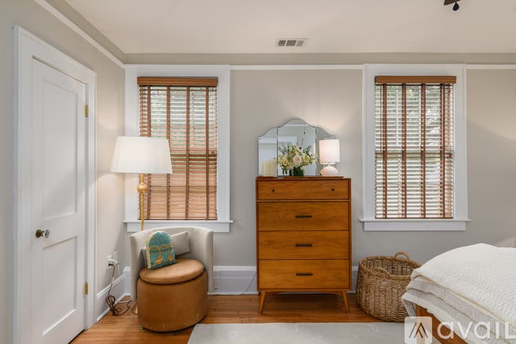 Savannah House: 617 E 50th St