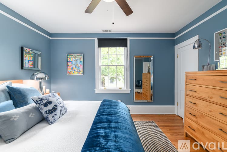 Savannah House: 617 E 50th St
