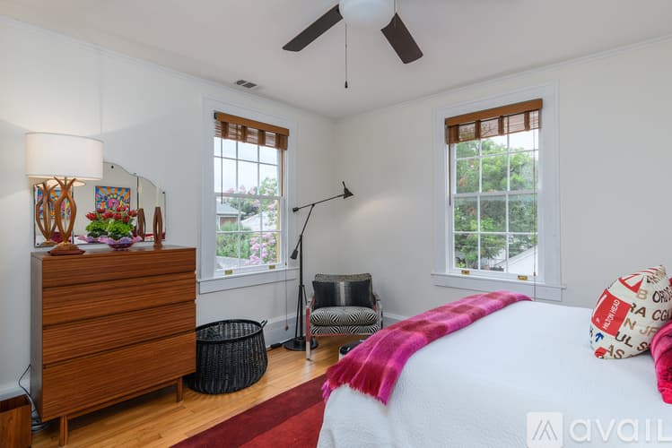 Savannah House: 617 E 50th St
