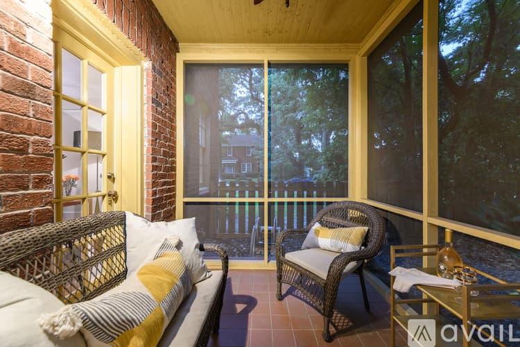 Savannah House: 617 E 50th St