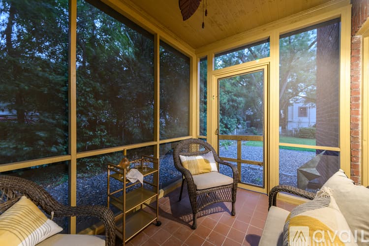 Savannah House: 617 E 50th St