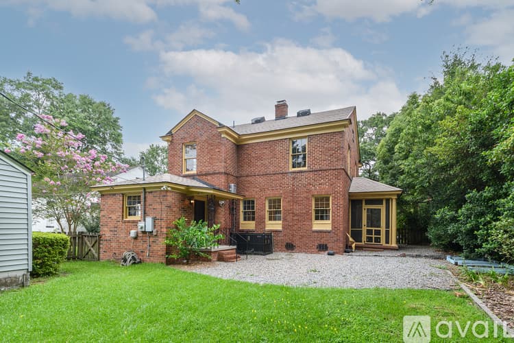 Savannah House: 617 E 50th St