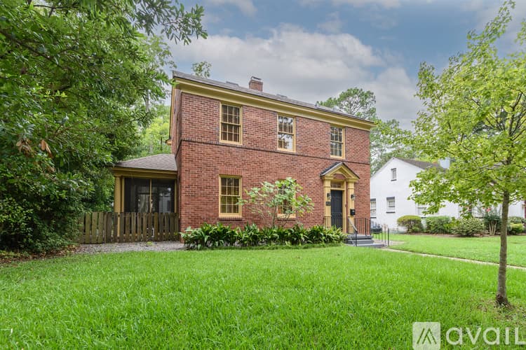 Savannah House: 617 E 50th St