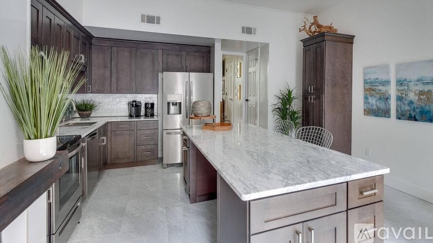 Savannah Townhome: 414 E Gaston St