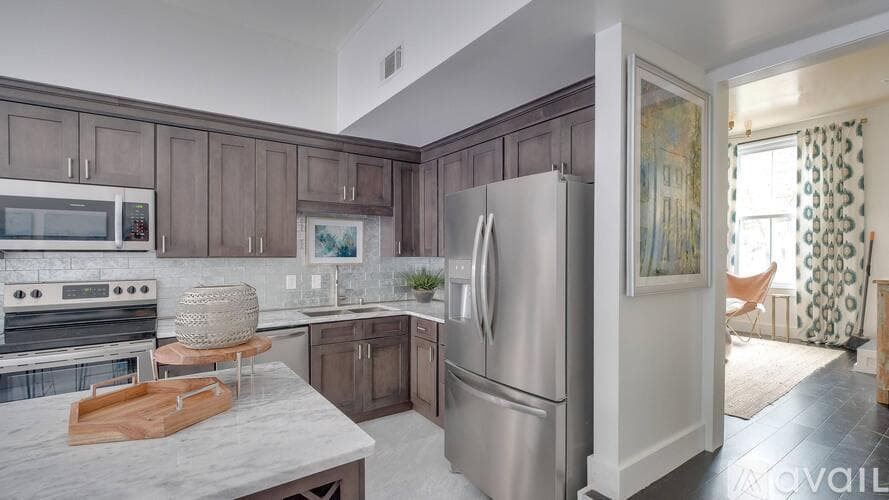 Savannah Townhome: 414 E Gaston St