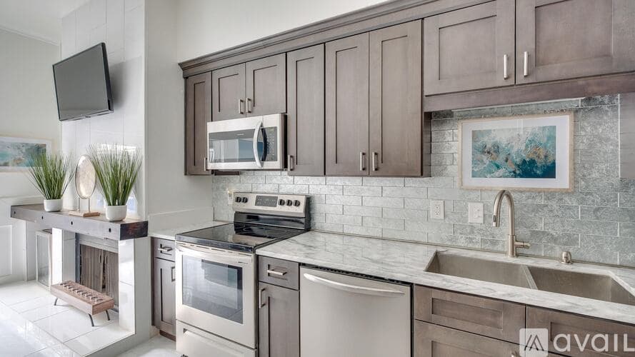Savannah Townhome: 414 E Gaston St