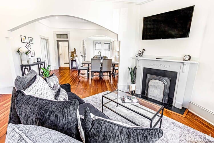 Savannah House: 2506 Jefferson St