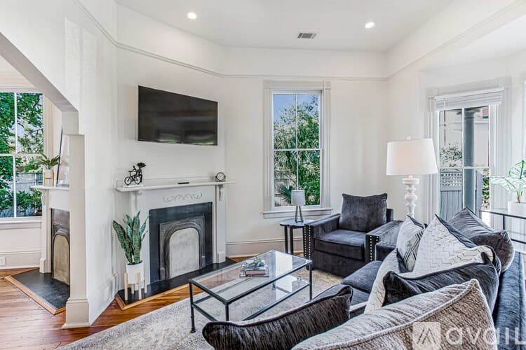 Savannah House: 2506 Jefferson St
