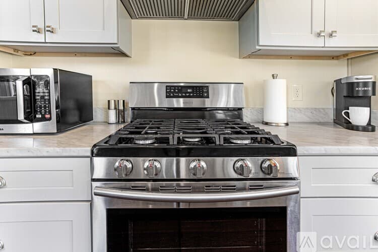 Savannah House: 2506 Jefferson St