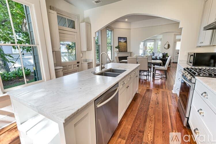 Savannah House: 2506 Jefferson St