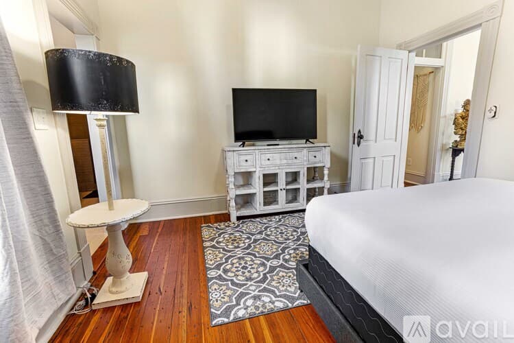 Savannah House: 2506 Jefferson St