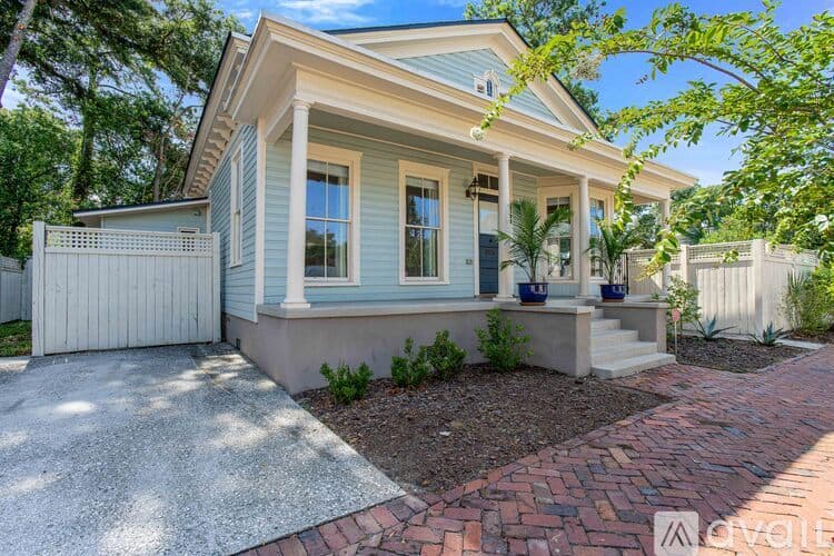 Savannah House: 2506 Jefferson St