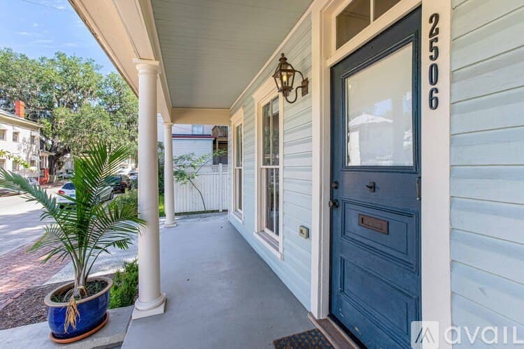 Savannah House: 2506 Jefferson St