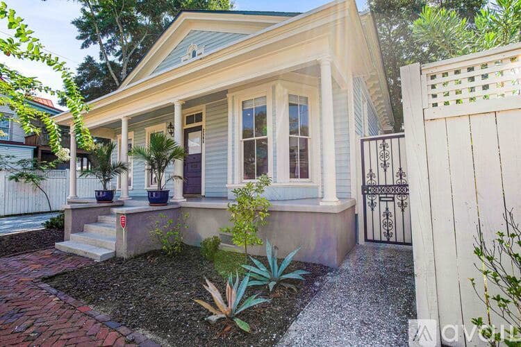 Savannah House: 2506 Jefferson St