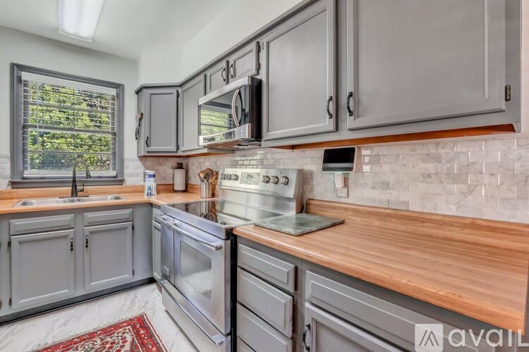 Savannah House: 1810 E 32nd St
