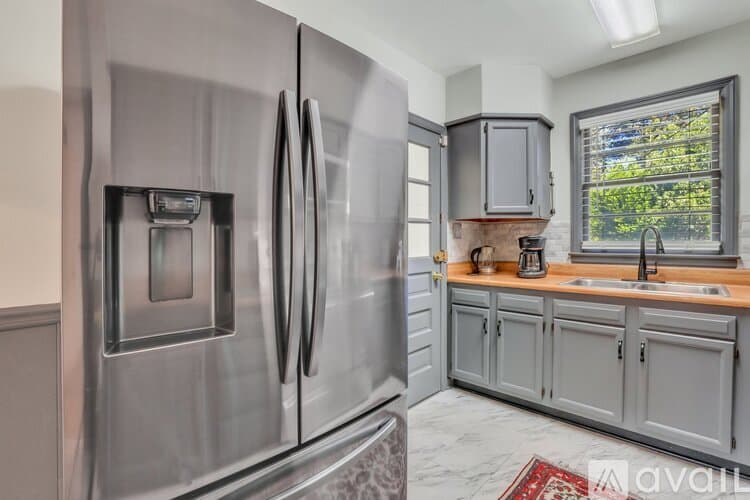 Savannah House: 1810 E 32nd St