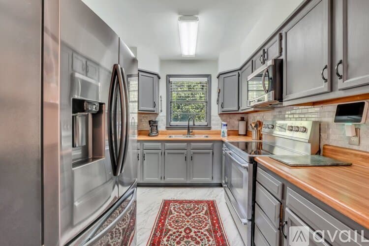 Savannah House: 1810 E 32nd St