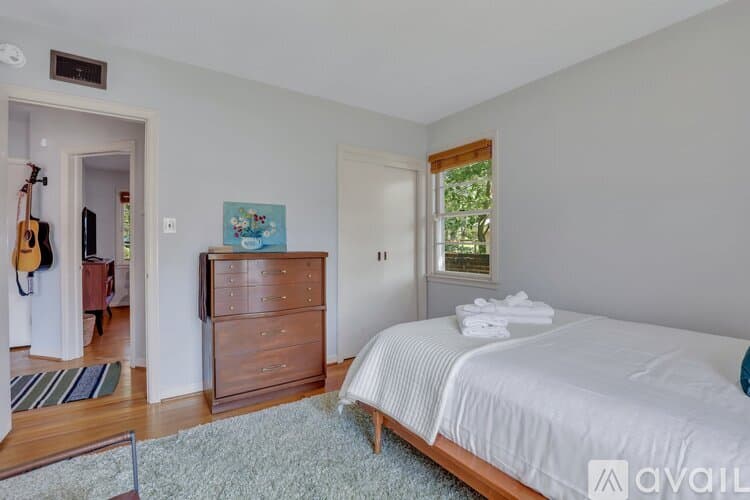 Savannah House: 1810 E 32nd St