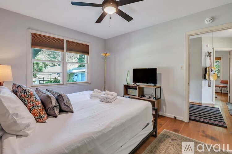 Savannah House: 1810 E 32nd St