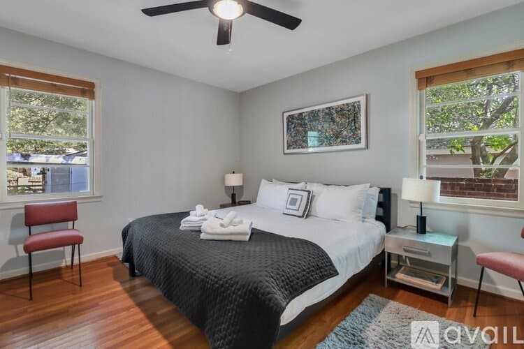 Savannah House: 1810 E 32nd St