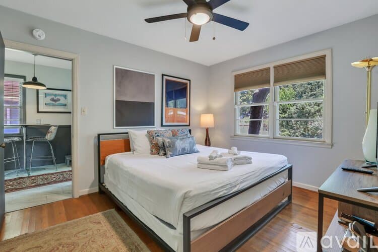 Savannah House: 1810 E 32nd St
