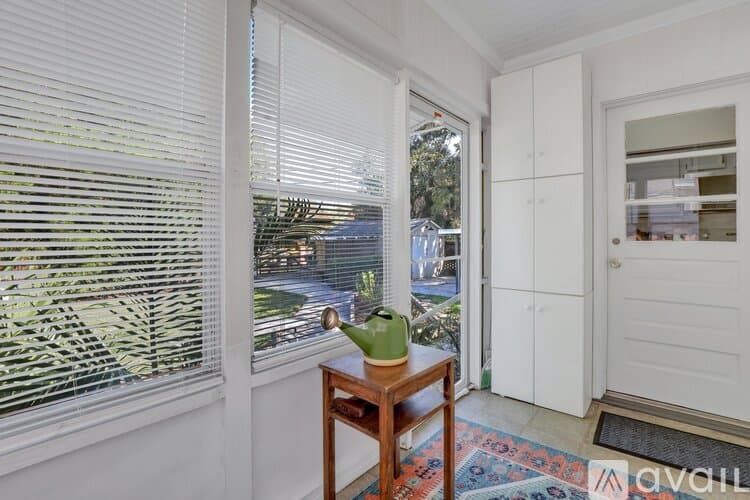 Savannah House: 1810 E 32nd St