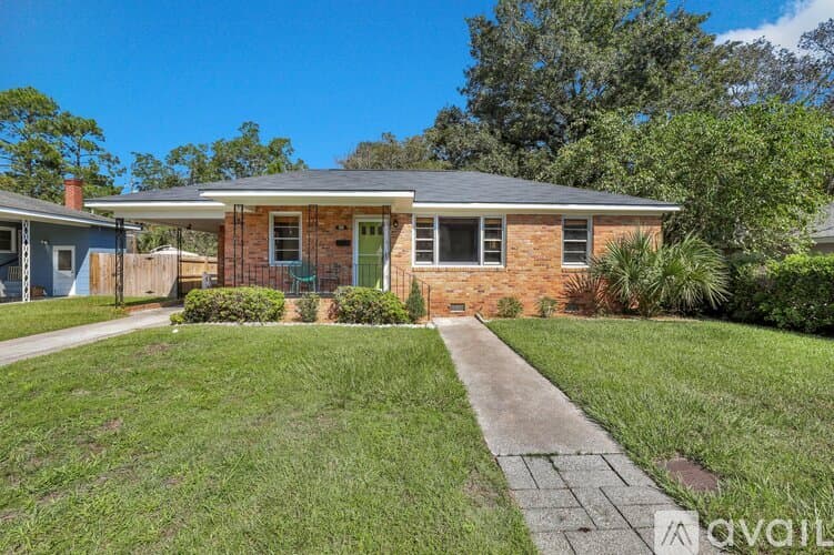 Savannah House: 1810 E 32nd St
