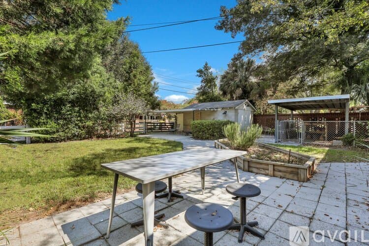 Savannah House: 1810 E 32nd St