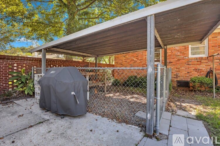 Savannah House: 1810 E 32nd St