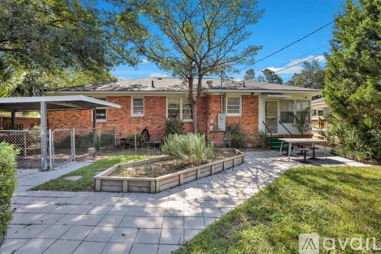 Savannah House: 1810 E 32nd St