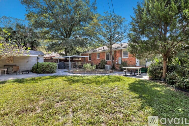 Savannah House: 1810 E 32nd St